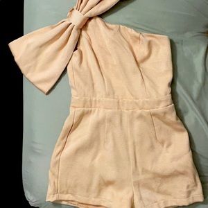 Short jumpsuit. Size small. Color: Pink salmon. Only one use!